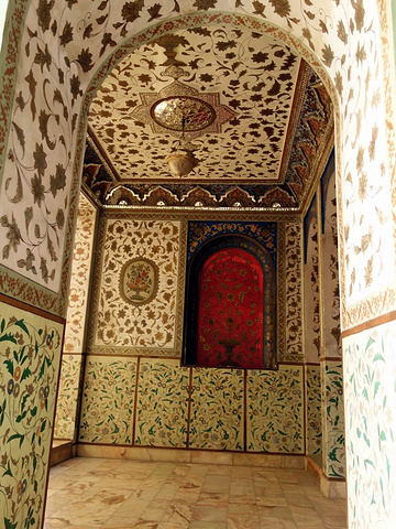 "太阳宫（Shams-Al Emarat）位于格列斯坦王宫花园的东端_古列斯坦宫"的评论图片