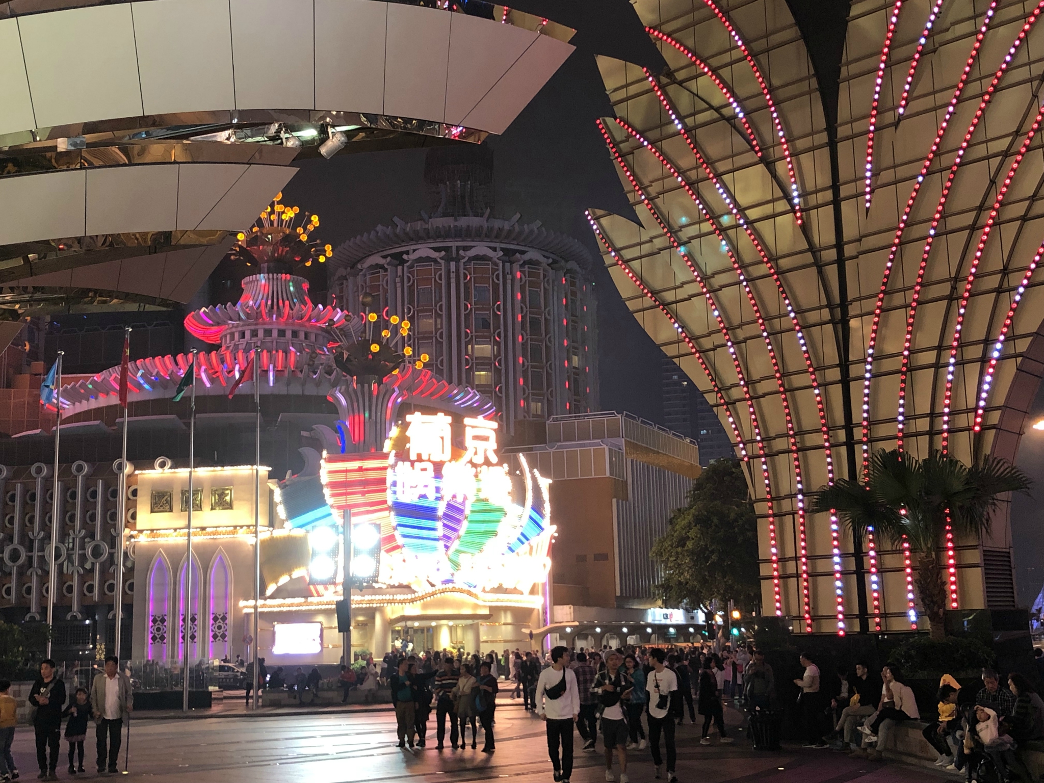 夜晚的澳门也非常热闹还是喜欢热闹的地方这样才好玩
