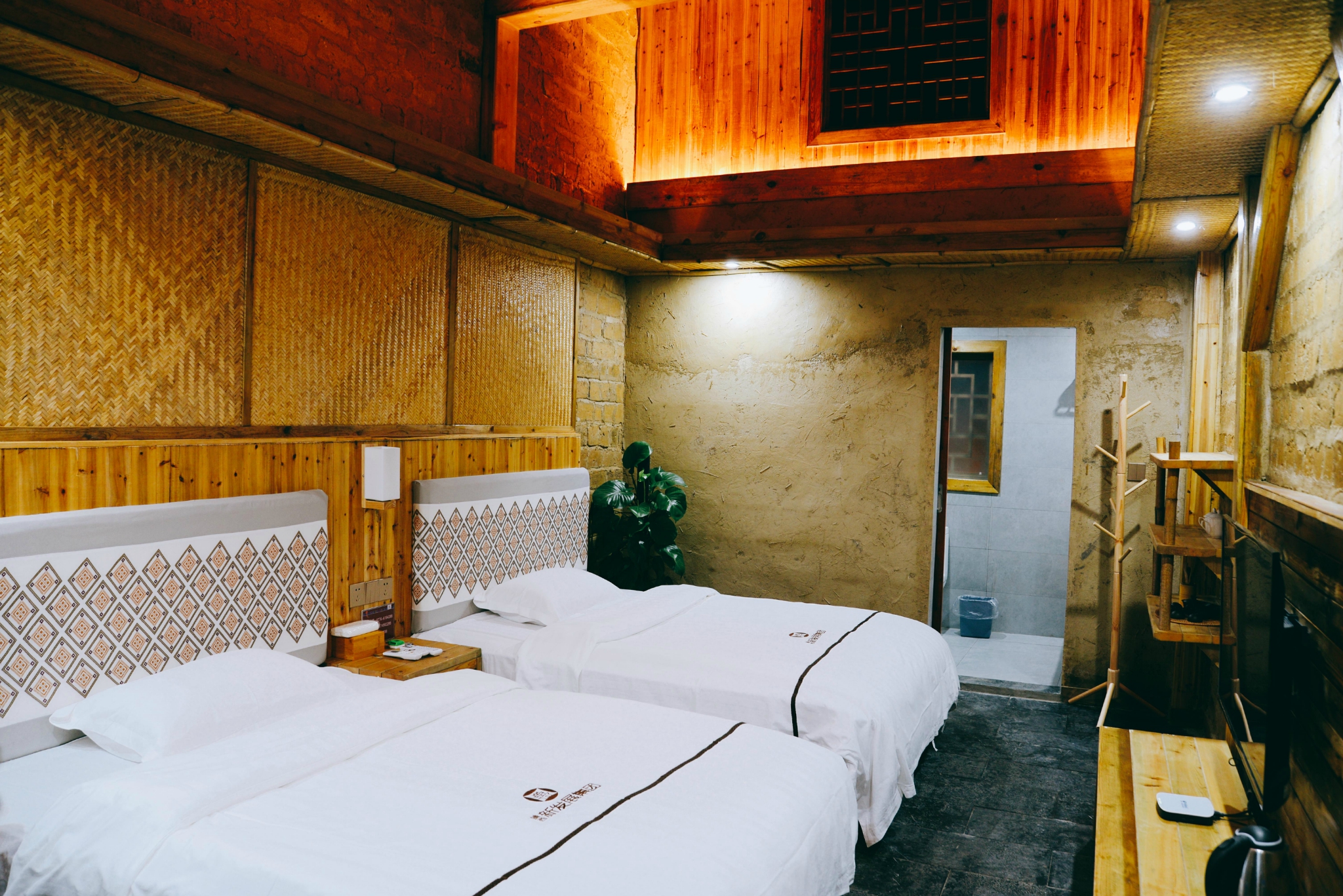 缤纷百色闪出的美丽是因它没有分开每种色彩广西5日行