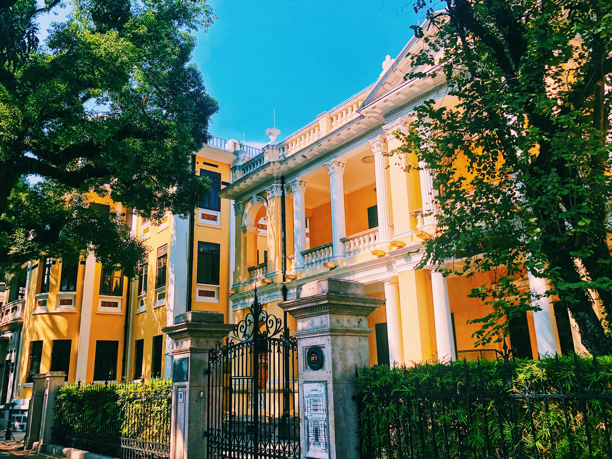 沙面一栋栋欧陆风情的建筑变成了这里独特的风景线黄白色点缀的建筑