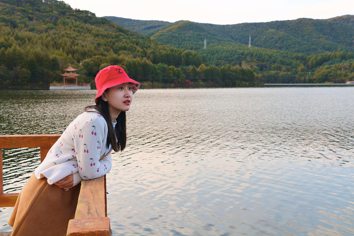 "湖边有一条长凉亭，站在长亭这个角度绝对是观赏关山湖景色的绝佳地之一_关山湖"的评论图片