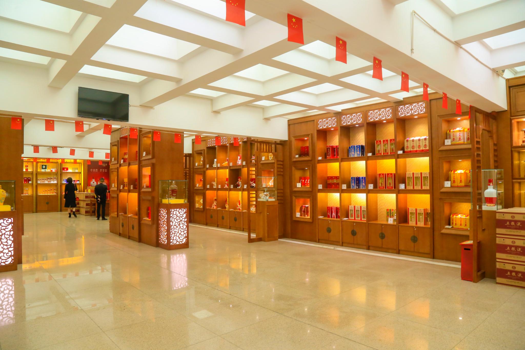 来到五粮液酒厂可以参观他们的酿酒工艺还可以在这感受他们浓浓的酒