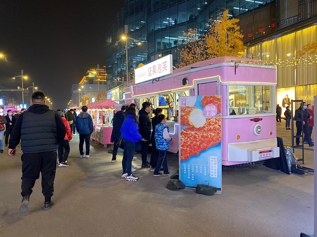 "毕竟这边也是北京的著名景点呐。买了一杯酸奶草莓，很好喝呢！吃饱，强撑着睡意就来到了王府井_王府井"的评论图片