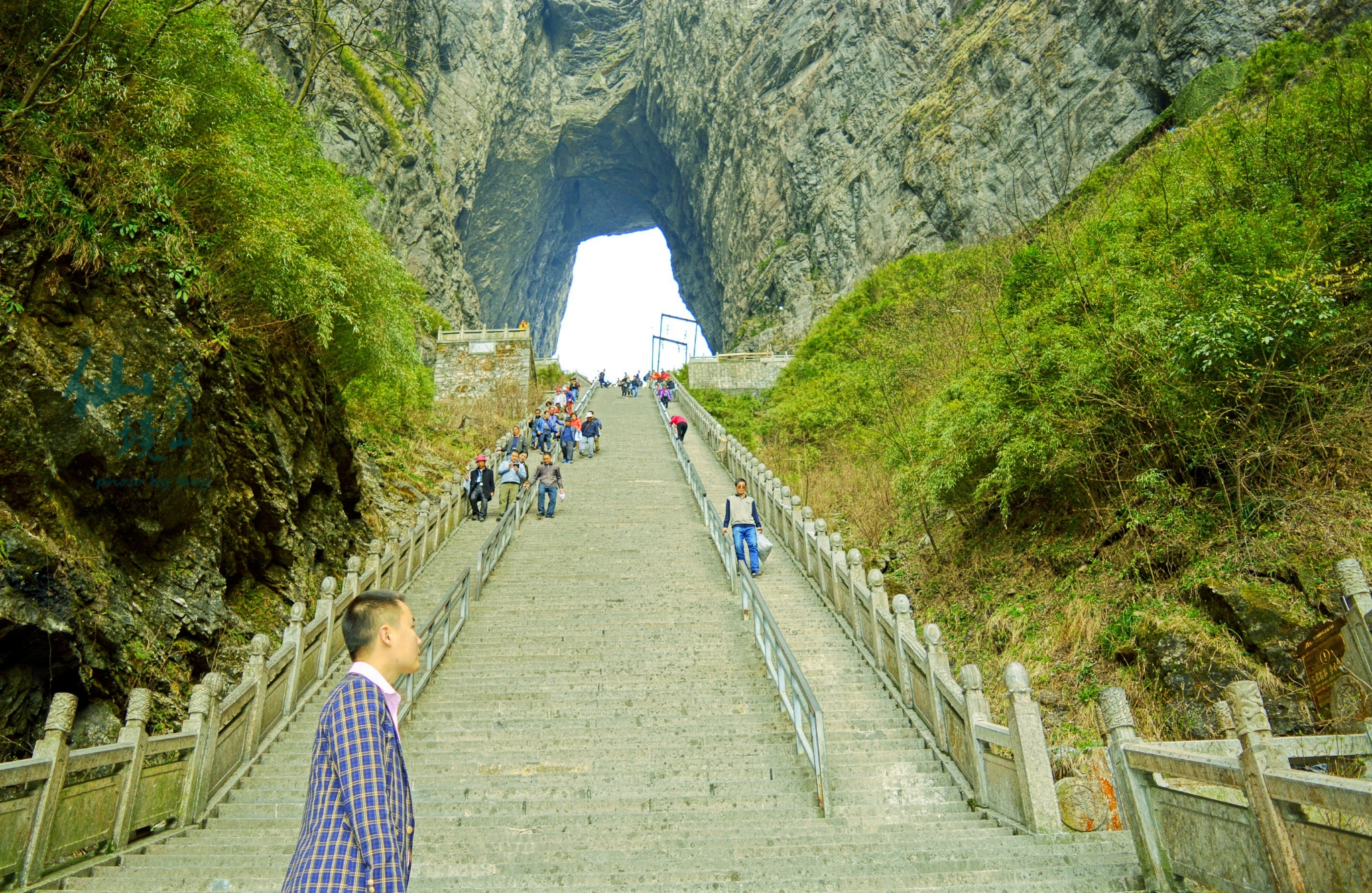 天门山有多高图片