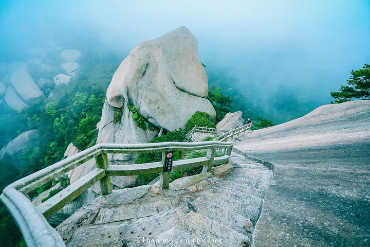 "...，这些远看似古堡魏立的天柱山岩石，在西关群峰垂直节理中非常发育，形成了横看成岭侧成峰的美丽景致_天柱山"的评论图片