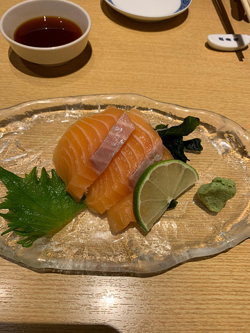 "服务员的态度都很好，因为这里是临海的，所以食材都很新鲜，价格虽然贵，但是真的很好吃，这家寿司是..._小樽运河"的评论图片