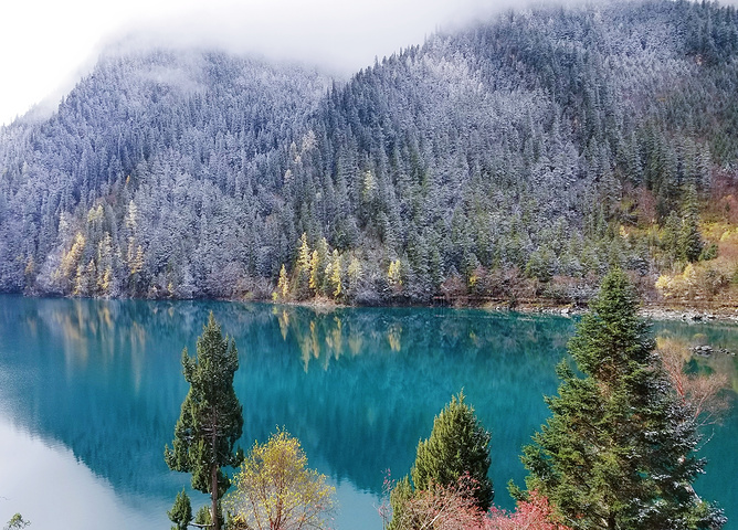 "官人去的时候有微微积雪，炊烟袅袅，实在是太美了，人间仙境，语言不足以描绘她的美。大家一定要赶早_九寨沟风景区"的评论图片