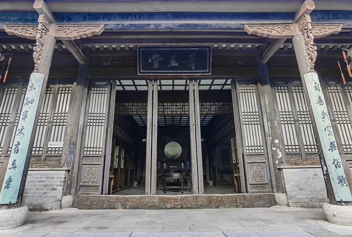 虽然同行的游客很多,但是进入府署,就仿佛水滴汇入大海,很快就分散了