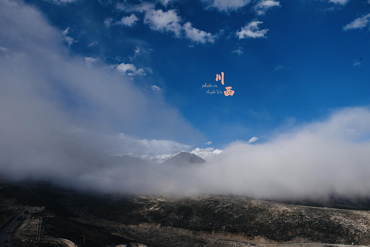 "不期而遇的震撼总让人记忆深刻，山巅给不了的美景，也许在半山腰就能遇见。我和小伙伴们激动地跳起来_折多山"的评论图片