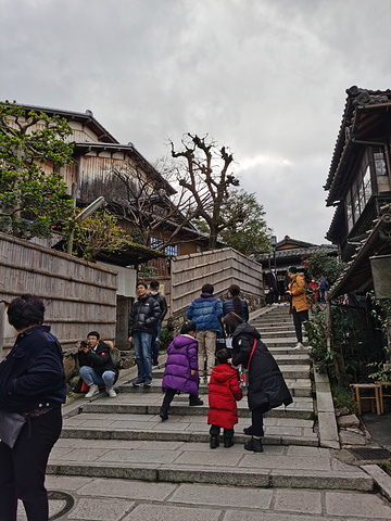 "走在曲径通幽的石板坡道上，一路连绵着保留了红壳格子和虫笼窗式的古老町家建筑，极具韵味_三年坂二年坂"的评论图片