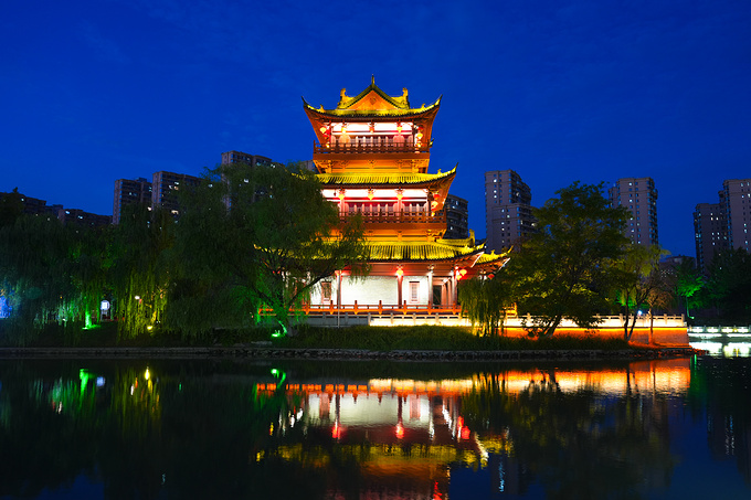 来淮安最不能错过的莫过于傍晚的时候来到里运河文化长廊看夜景了.