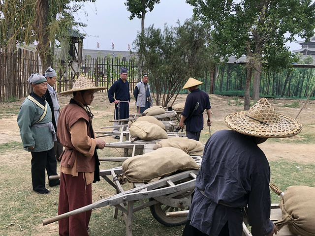 "水浒好汉城，是郓城当地唯一的4A级景区，它是包括宋江武校的武术交流、水浒文化街风情展示和狗娃艺..._水浒好汉城"的评论图片