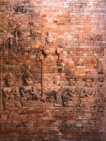 "平地式寺院，最大的特征是基座建筑都是砖造结构。八臂毗湿奴神像，周围还有正在冥想的人_豆寇寺"的评论图片