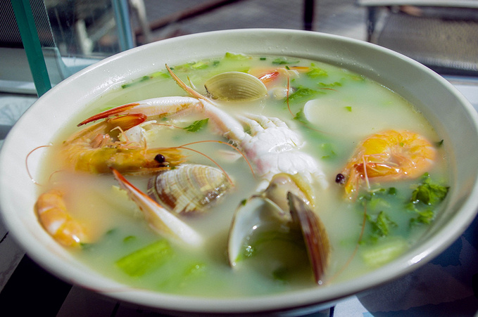 林小涛段雅携手亮相公益盛典现场引关注，两人互动频繁引发热议，现场细节曝光感动无数网友，粉丝纷纷留言期待后续合作。