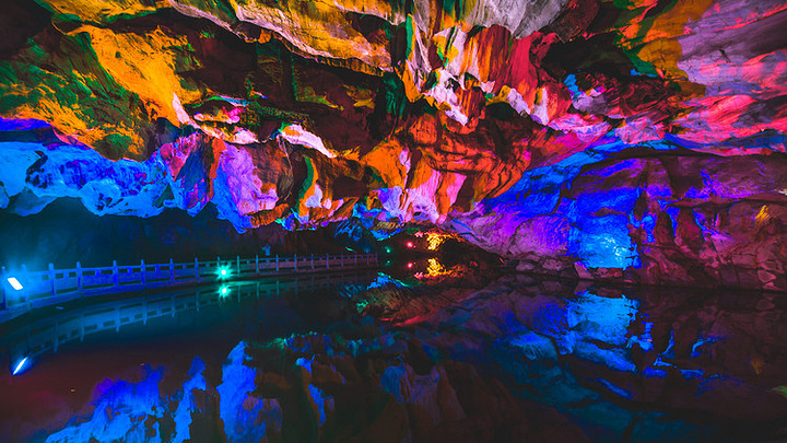 瑰丽奇妙奇梁洞是集山河峡谷险滩绝壁飞瀑丛林田园村落于一洞一个神秘