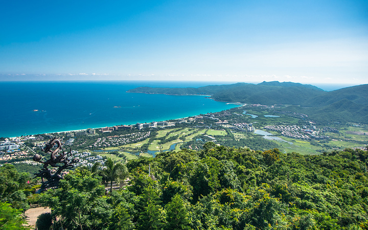 的熱帶濱海城市三亞亞龍灣國家旅遊度假區植被類型為熱帶常綠性雨林和