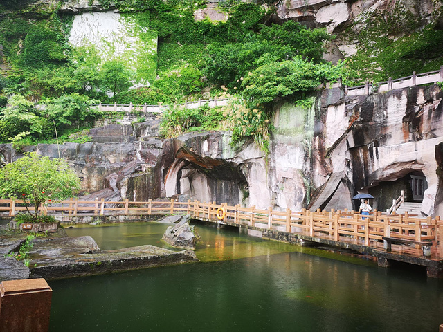 "野人洞景区是蛇蟠岛的核心文化园区，主要展示千年采石文化、神秘的穴居风情、三门石文化博览、摩崖石..._野人洞"的评论图片
