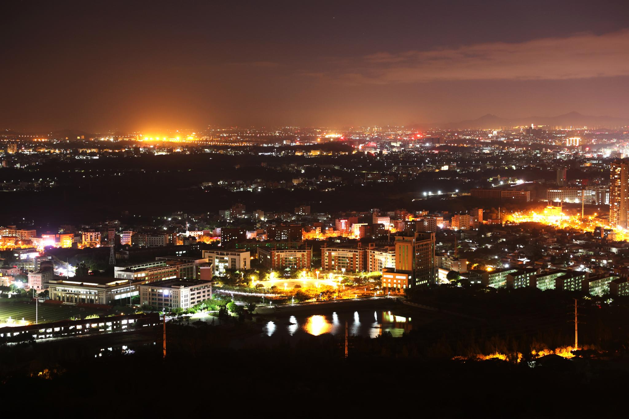 夜登姑嫂塔,山不算高,轻松登顶,可以眺望石狮夜景,灯火璀璨,真是