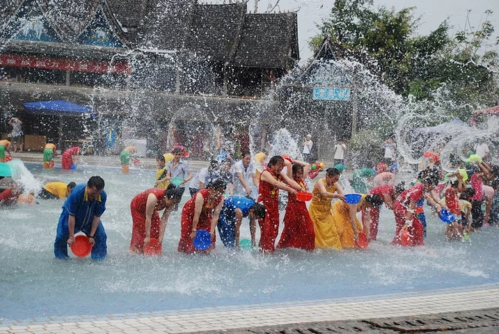 "游玩小贴士：泼水节是西双版纳一年中最盛大的民族节日，相当于我们的过年_江边观礼台"的评论图片