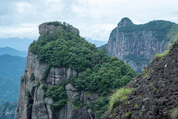 頭望去是仙境般的神仙居火山流紋岩地貌天淅瀝瀝下著小雨地板都溼透了