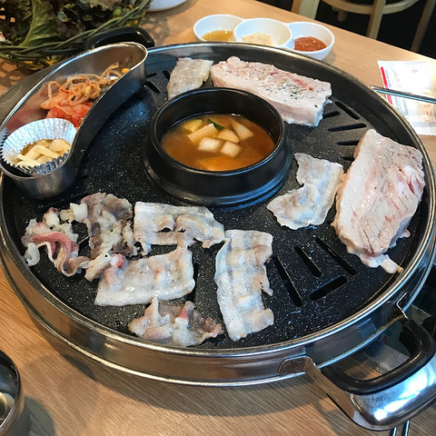 "接下来就是我本次超级期待的制服体验环节啦！遇到了超级可爱的圣诞玩偶。辣白菜和辣豆牙菜很好吃！做作自拍_弘大站"的评论图片