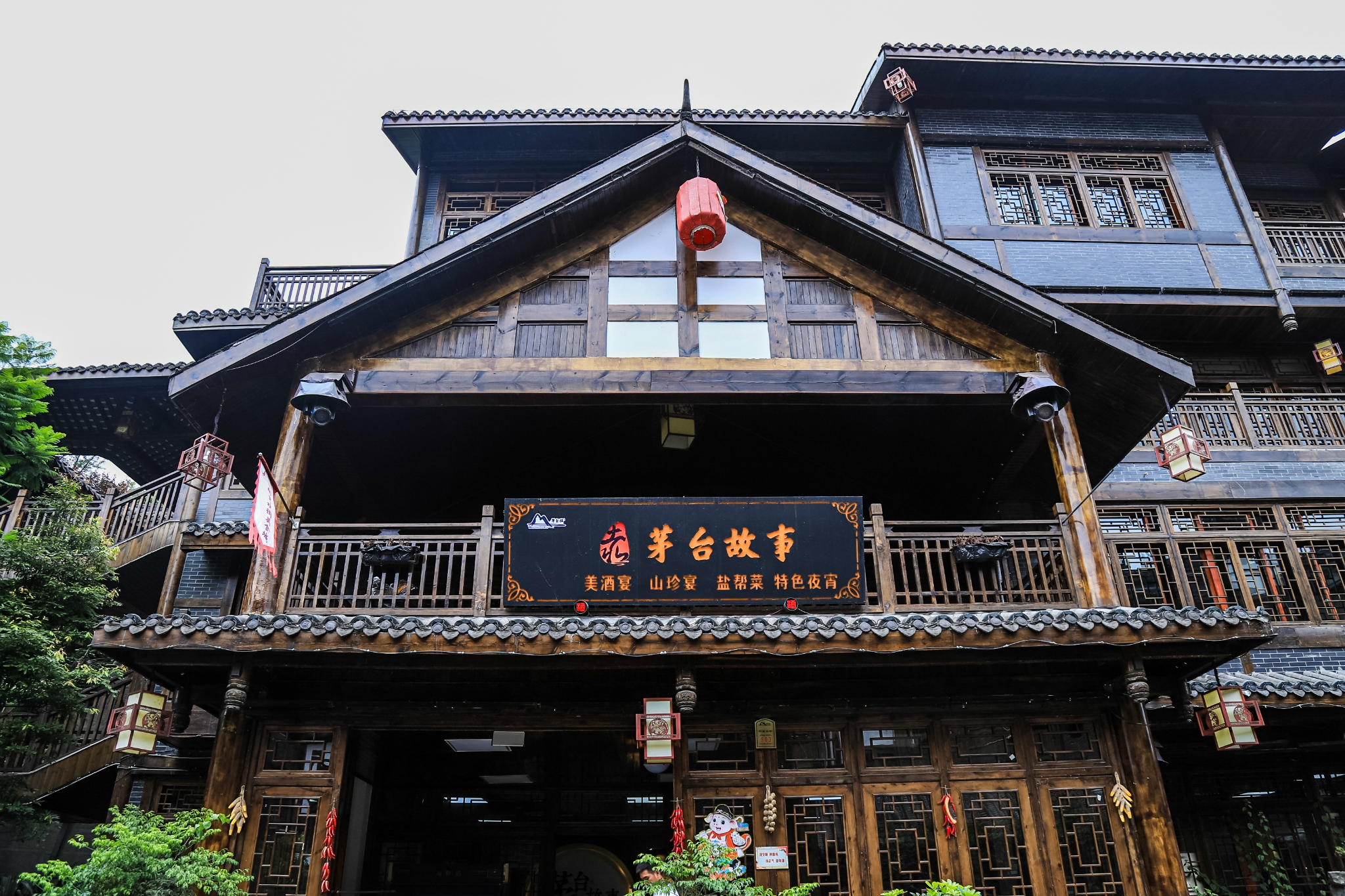 贵州遵义有一座乌江寨，山清水秀，充满浪漫，是休闲旅游的好去处