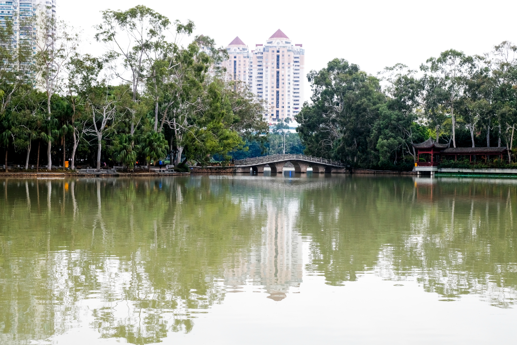 五代時,福州西湖成為閩王王審知次子王延鈞的御花園;福州西湖公園旁邊