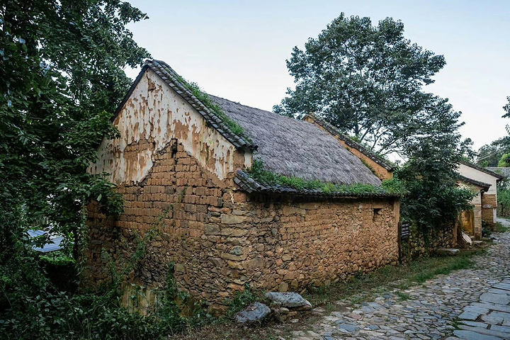 "看着像是被遗弃很久的房子，其实还有人继续居住着，搞不好还有可能是一家咖啡馆_凤阳邑茶马古道"的评论图片