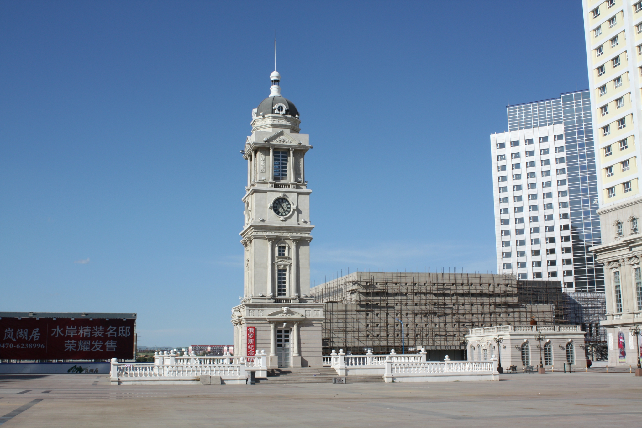 2023五道街人民广场游玩攻略,五道街是个大广场,有不少车.