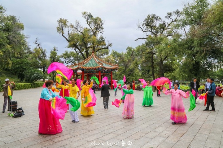 "延吉公园夏天从白天到黑夜，都是朝鲜族大爷大妈的娱乐集散地，他们很会跳舞，想看民风的建议去那_延吉公园"的评论图片