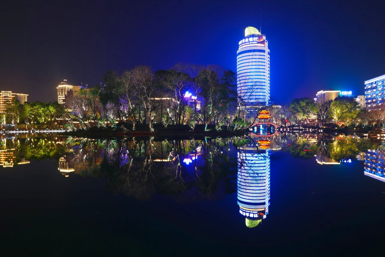 夜景超級漂亮適合夜遊公園內燈景層次豐富除了遊步道伴隨著點點燈火