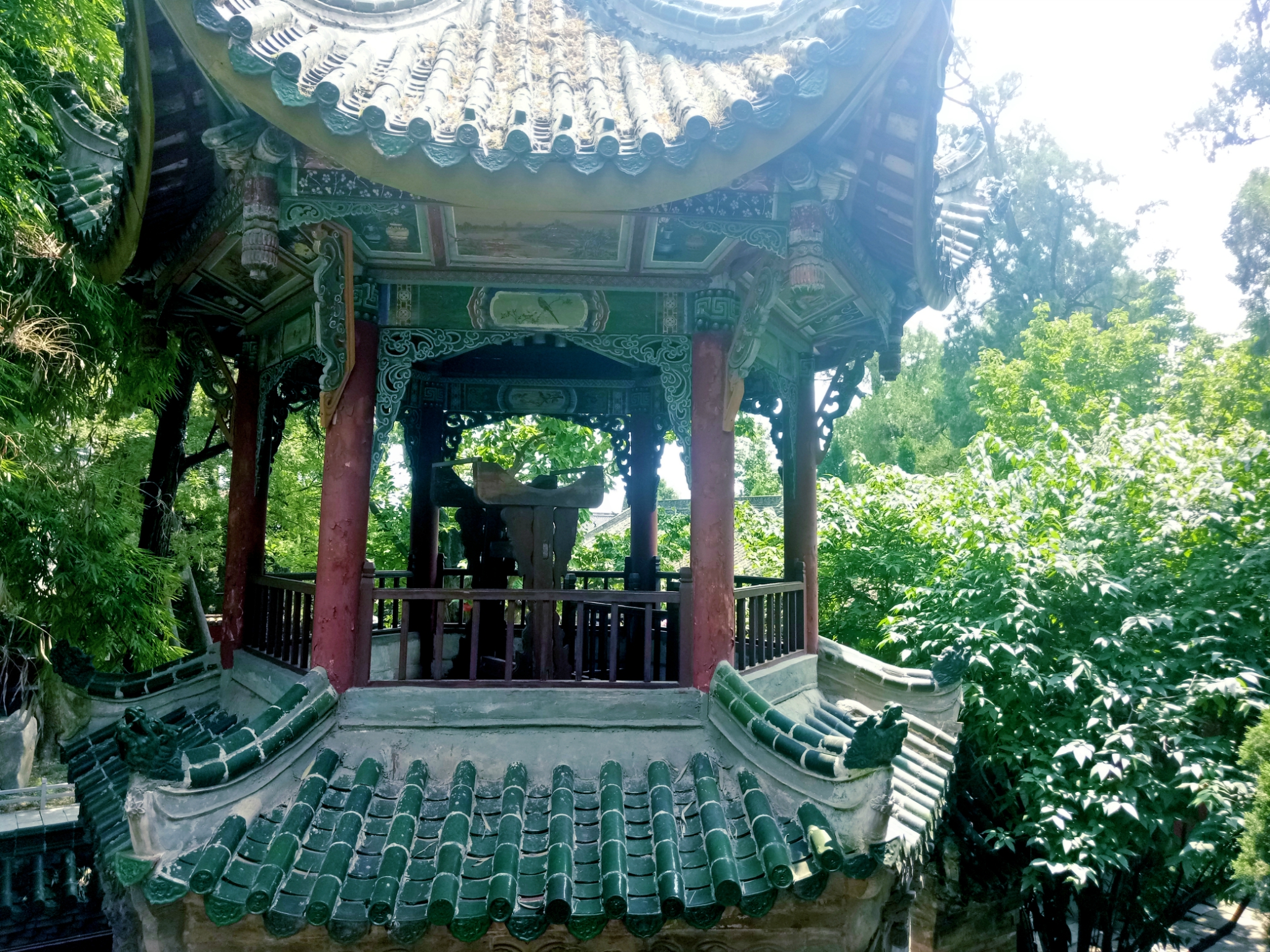 琴楼两侧可以上到二楼,内有石琴一座,为西晋文韬所造,石琴叩之有声