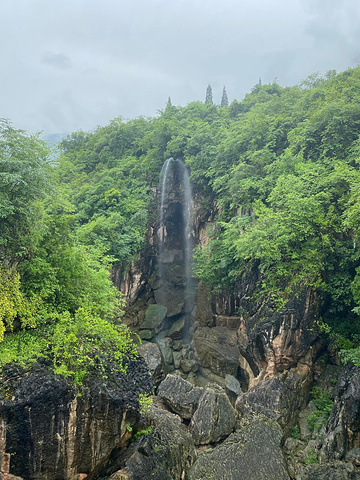 "阴雨天气的大瀑布景区真的宛如人间仙境，虽然全身都是水汽，但眼睛得到了满足_黄果树瀑布"的评论图片