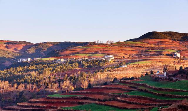 红土地落霞沟风景区
