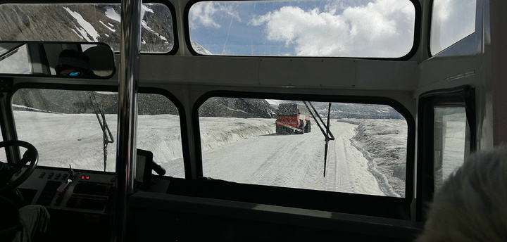 "一路向冰川进发，沿途风景稍后再表。有没有想到流浪地球里的冰原车：道路千万条 安全第一条_哥伦比亚冰川"的评论图片