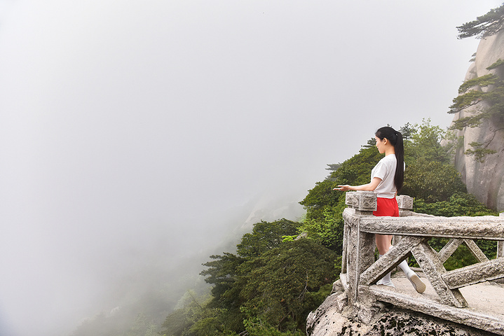 "峰腰时有烟云缭绕，峰顶时隐时现，宛若蓬莱仙境。伫立在神秘谷谷口的一石像，人们敬为“皖公神像”_天柱山"的评论图片