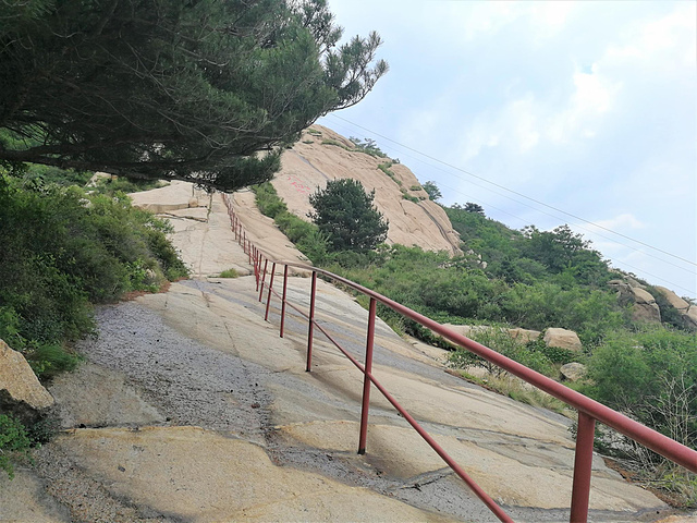 "【小提示】碣石山不高但非常险峻，夏日登山建议带2瓶水，山上多为岩石少高大树木，注意防晒_碣石山景区"的评论图片