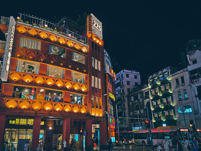 "各种上过某某推荐的小吃店和传统美食店铺。标志性的北京路步行街logo。推荐程度-三星_北京路步行街"的评论图片