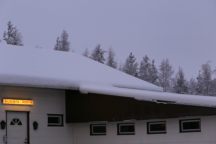 " 北极圈内的雪非常干燥，很难揉到一起，所以我们堆了个没脖子的雪人。给它戴上红帽子红围巾，一起过圣诞吧_萨利色尔卡山林小屋(Holidaystars Saariselkä)"的评论图片