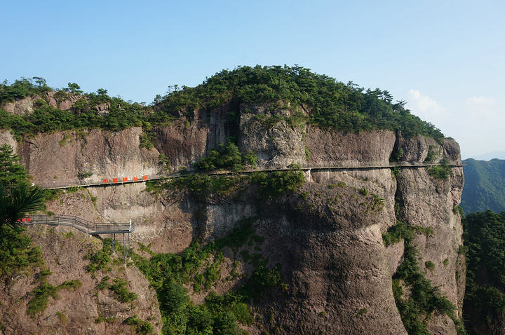 "景色确实非常不错。神仙居横跨的面积很大，周围众山巍兀独立，险峻无比_神仙居"的评论图片