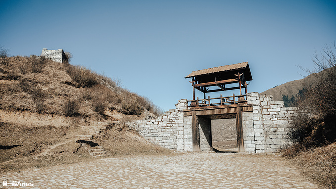 传说中的孟获城早已消逝在历史长河里,在遗址上新建起关隘与烽火台