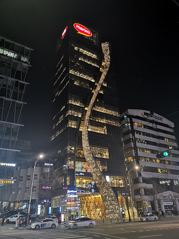 "去完俩家酒吧想去首尔著名的酒吧一条街梨泰院去看一看，春节假期里的梨泰院生意不是很火爆，走了会发..._梨泰院"的评论图片