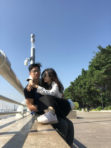 而且头上还飞过了十几次飞机声音很大叫男朋友骑在羊上让我拍照刚好一