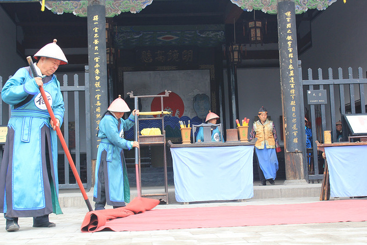 赶上了升堂时间,很愉快的升堂表演,一种官文化的表现.