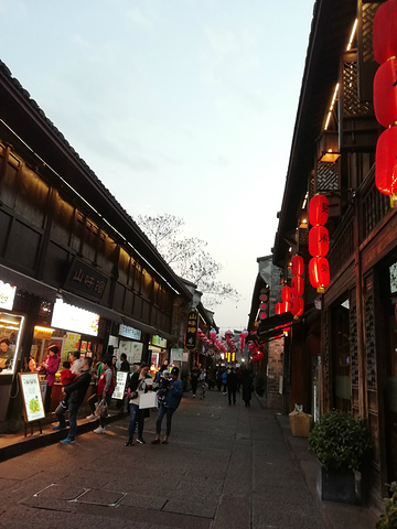 "这一条不是一般的商业街，除了明面上的店铺，里面暗含了一些旧时的建筑_南塘老街"的评论图片
