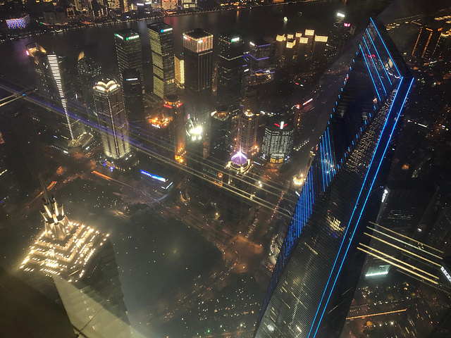 "...观光层是一个环形的观光层，晚上欣赏陆家嘴的夜景是最好的，在100层还有个VR体验馆，其他没什么_上海中心大厦"的评论图片