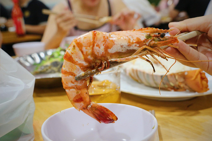 "味道新鲜好吃，推荐清蒸的，这才吃到最纯正的海鲜味道。在越南吃饭怎么那么贵，不像在芽庄游玩说出来的话_Nha Hang Thuy 66"的评论图片