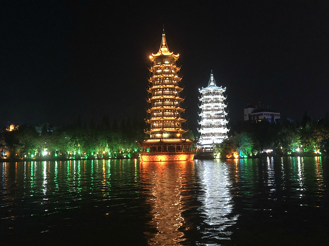 "整个行程游览下来，几乎整个桂林市区内的景点都能看到，夜晚这些景点的灯光非常炫酷_两江四湖"的评论图片