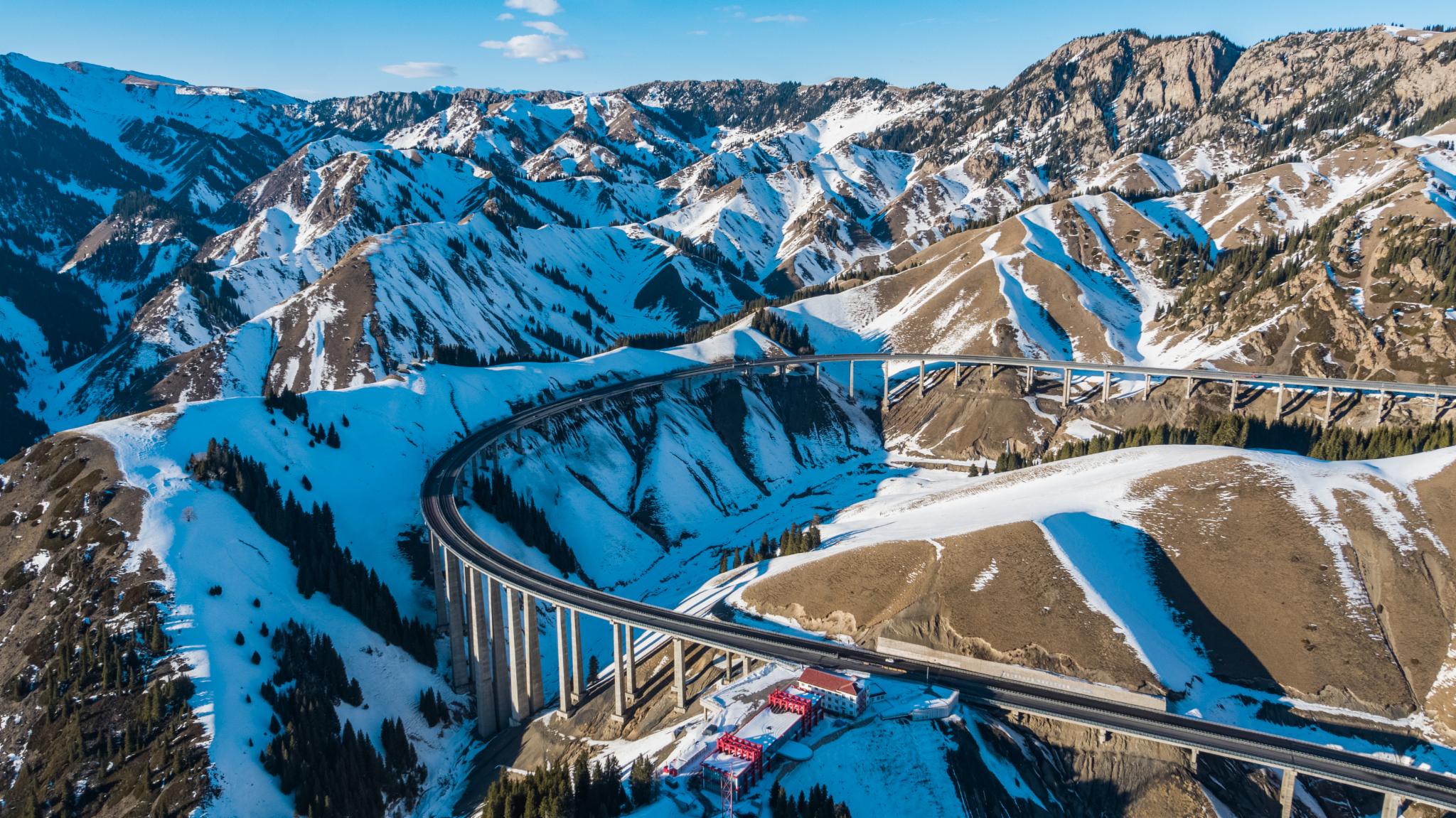 果子沟大桥新疆最著名的桥梁这里修路真是艰难崇山峻岭变坦途换种视角
