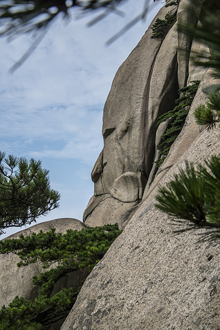 "峰腰时有烟云缭绕，峰顶时隐时现，宛若蓬莱仙境。伫立在神秘谷谷口的一石像，人们敬为“皖公神像”_天柱山"的评论图片